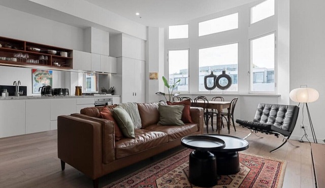 Light-filled Artistic Getaway - Smith St