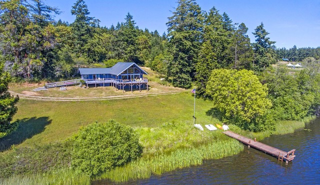 Light-Filled Cabin on Percich Pond! 10 minutes away from Friday Harbor!