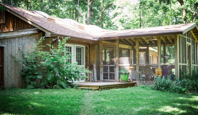 Light-filled cabin- 2 bed 2bath- beautiful hot tub for stargazing. SNP-hiking!