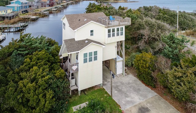 Light-filled canal front home w/deck, washer/dryer, private hot tub, central A/C