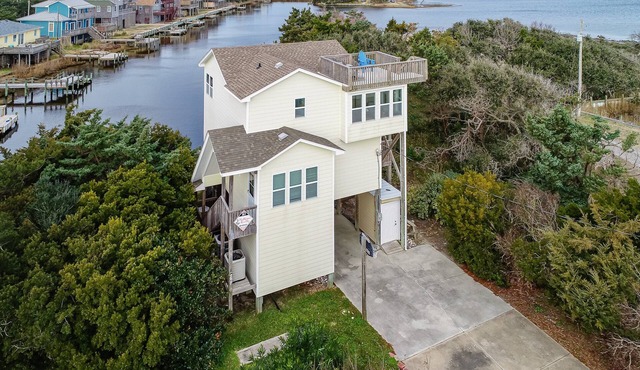 Light-filled canal front home w/deck, washer/dryer, private hot tub, central A/C