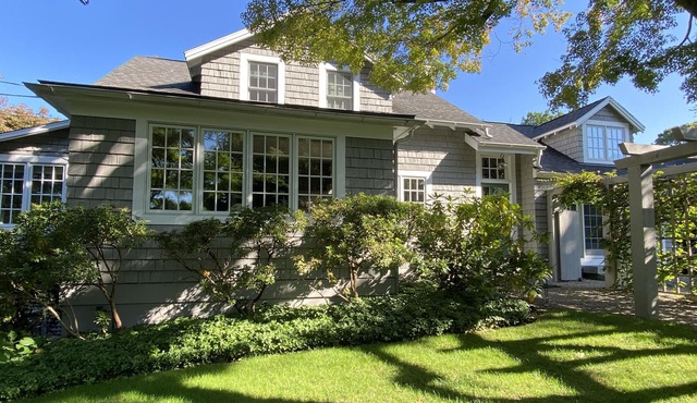 LIGHT-FILLED CHARMING ROWAYTON HOME 1 HR FROM NYC