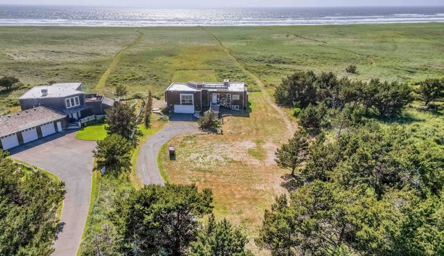 Light-filled Custom Beachfront Home with Game Room, Hot Tub!