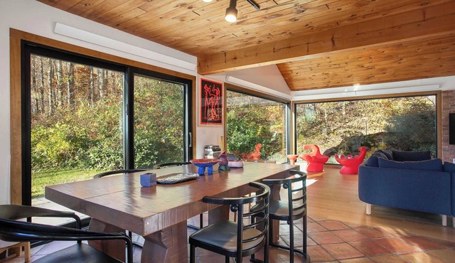 Light-Filled GB Retreat, Trails, Lake, Fireplace