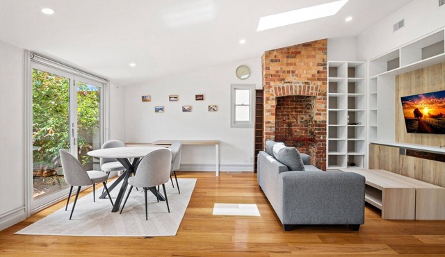 Light-Filled House Close to Cafés and Parks