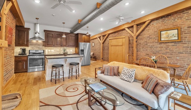 Light-Filled Loft on Abingdon’s Main Street. Sleeps 4, Walk Everywhere