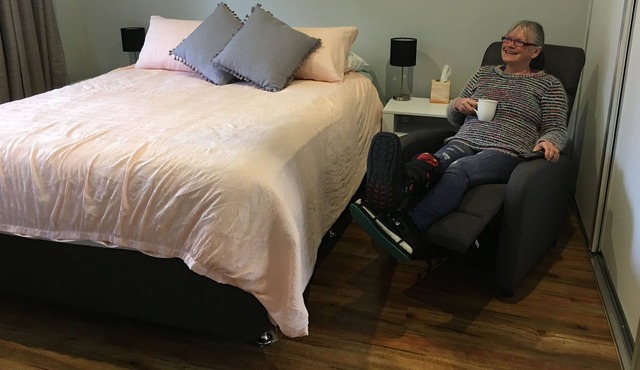 Light filled modern cottage in bush setting 10 mins from CBD, toiletries, b/f.