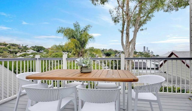 Light-Filled Queenslander, Deck & Designer Style