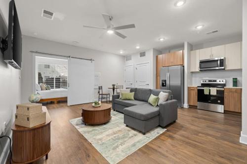Light-filled retreat near broadway & pool