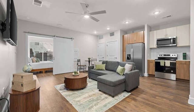 Light-filled retreat near broadway & pool