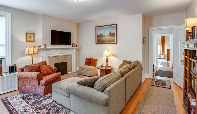 Light-Filled Spacious 1 Bedroom