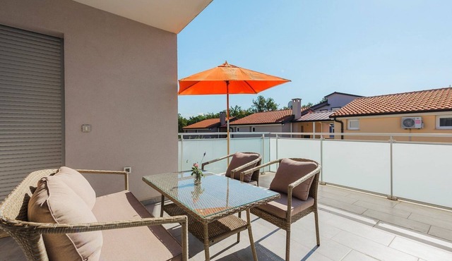 Light-filled studio apartment just 500 metres from the beach with barbecue area