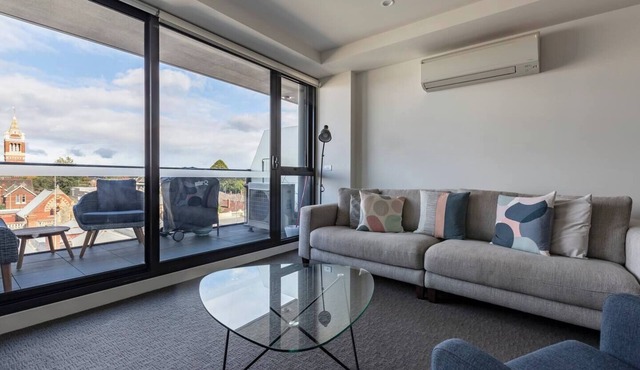 Light Filled Stylish Living in Diverse Hawthorn