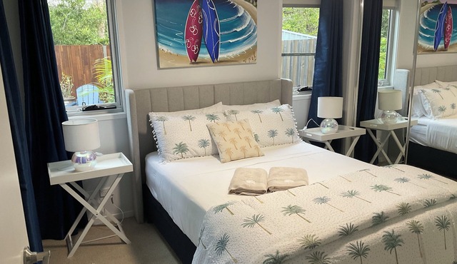 Light filled townhouse near walkable lake