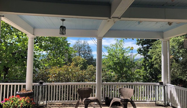 Light-filled treetop apartment close to downtown Greenfield and Highland Park