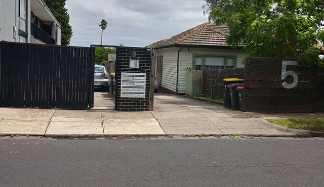 Light filled unit overlooking park. Five min walk to transport & entertainment.