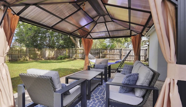 Light Grey Getaway under 2 miles to mayo, 4 miles to the beach