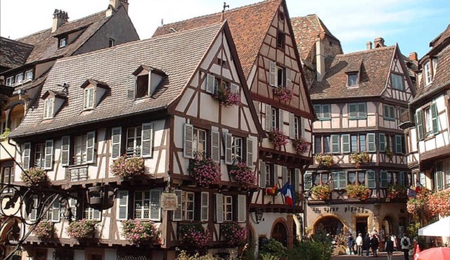 Light holiday apartment with two garage parking spaces in a typical Alsace house at the heart of Colmar