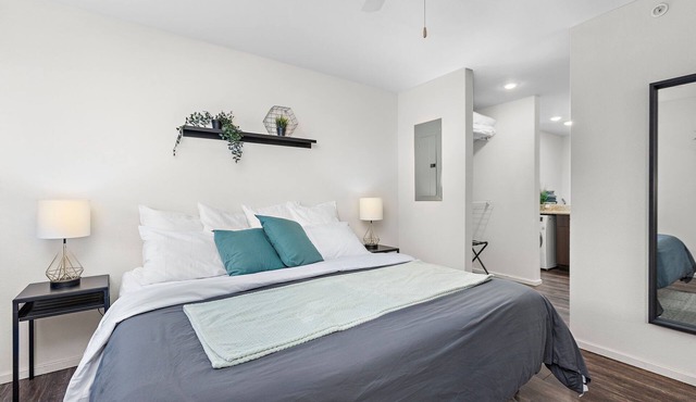Light Room-Sleek stylish space w/private workspace WiFi Parking easy access