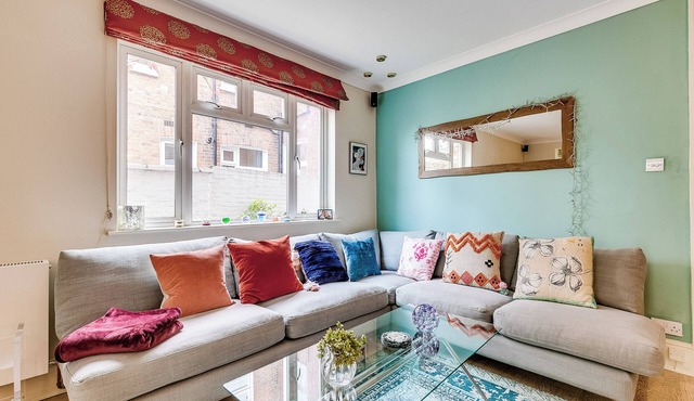 Light, spacious two double bed flat in NWest London. Close to Wembley Complex.