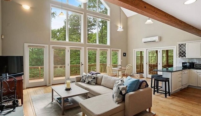 Light & spacious coastal haven perfect for Beaches or Newport