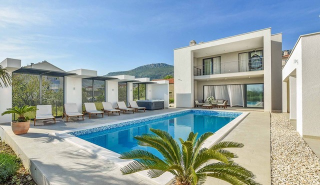Light Star I - Four Bedroom Villa, Sleeps 10