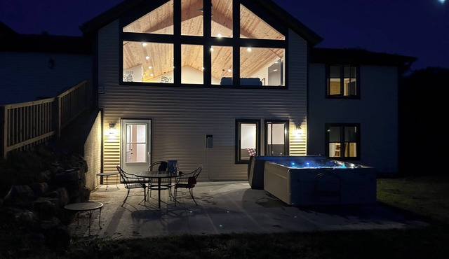 Lighted Hot Tub w/4 BD/2.5 Baths and VERY close to town.