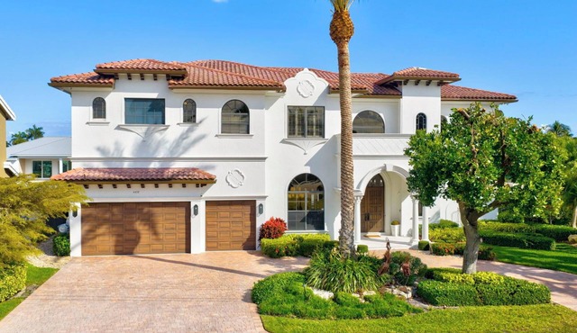 Lighthouse Beacon Breeze Mansion 90ft waterfront, heated pool, hot tub and more!