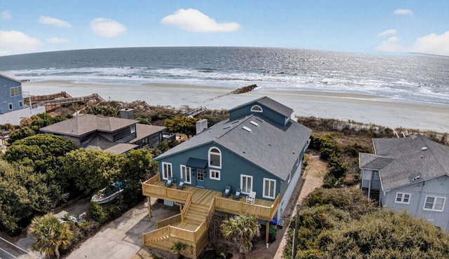 Lighthouse by AvantStay | Beachfront View Home w/Pool Table & Ping Pong