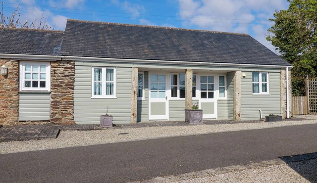 LIGHTHOUSE COTTAGE, pet friendly, with a garden in Truro