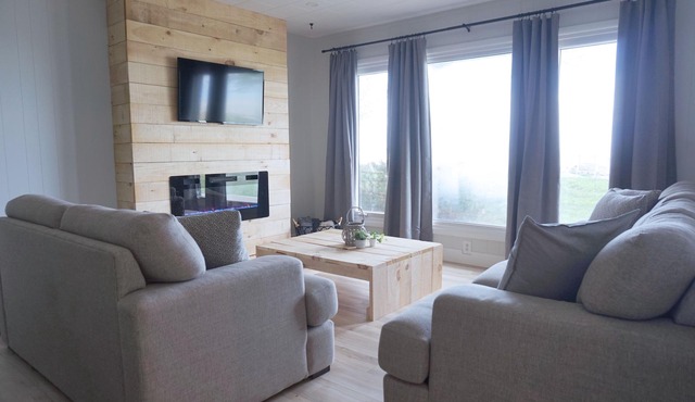 Lighthouse Cove Lakefront Cottage with Canal Dock