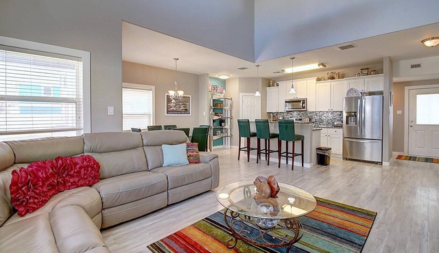 Lighthouse Escape, beautifully renovated 3 bedroom townhome at Safe Harbor!