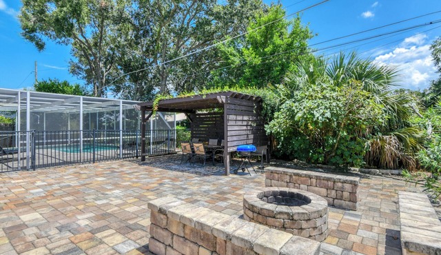 Lighthouse - Heated Pool & Firepit! Near Amphitheatre, Historic Downtown, Beach