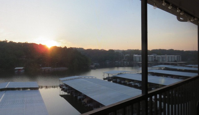Lighthouse Landing 2BR/2BA Beautifully Updated Lakefront Condo with Heated Pool
