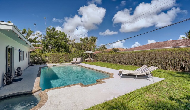 Lighthouse Point Beach Home: 10 min to beach 🏖️, sleeps 10, pool 🏊‍♀️, golf, pickle🎾