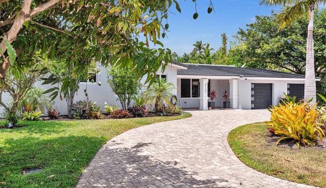 Lighthouse Point pool home in Lighthouse Point just 2 miles to Deerfield Beach