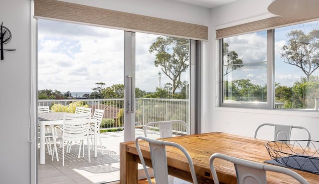 Lighthouse Views, McCrae - Stunning views of bay and lighthouse