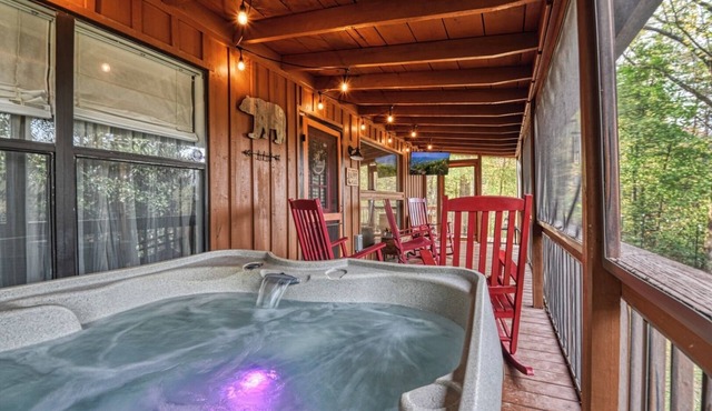 Lightning Bug Lodge - Cozy Mountain Cabin, Peaceful/Quiet Area, Hot tub!