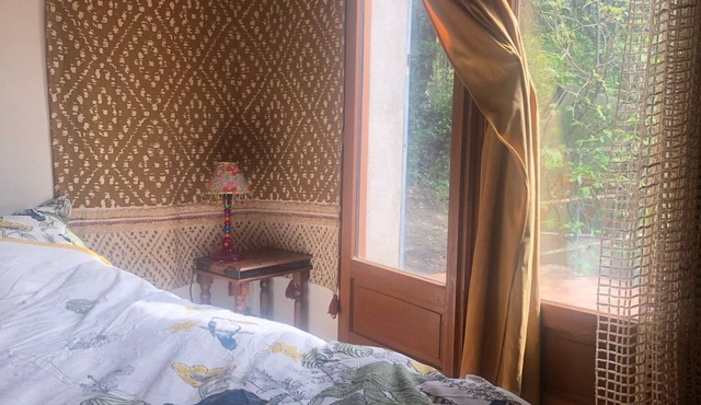 Like a cabin, between forest and river, with a terrace facing the garden.