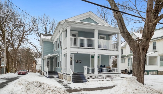 Like home Charming 3 Bedroom Upstairs Flat 3 blocks frm downtown Auburn Sleeps 5