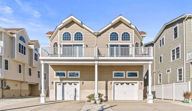 Like new! 1 short block to great beach!