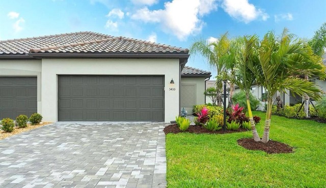 Like new 3-bedroom villa with private pool, gated community, in Lakewood Ranch.