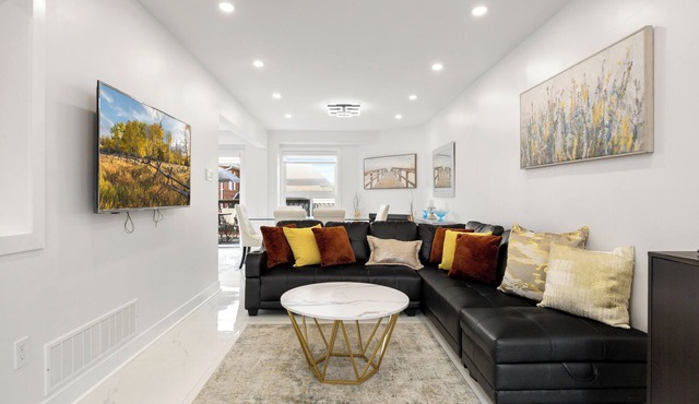 Like-New Home, 4+1 BR, 2.5 Bath, Parking & WIFI