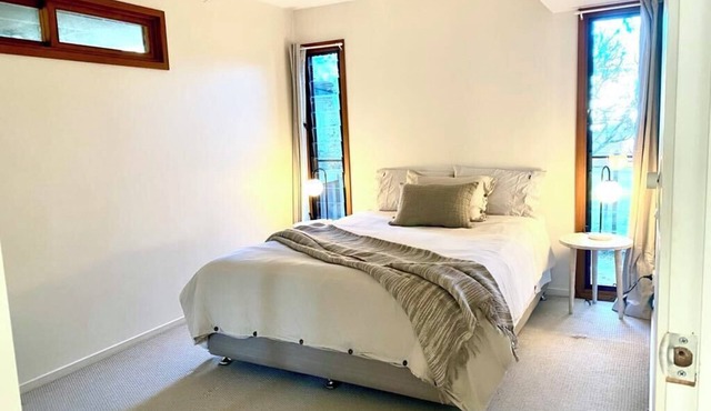 Like new, lovely Apartment.Plenty of light and walk to Town.