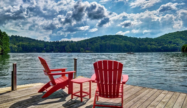 Like to sit back, relax & enjoy the lake? Come stay at Lakeside today!