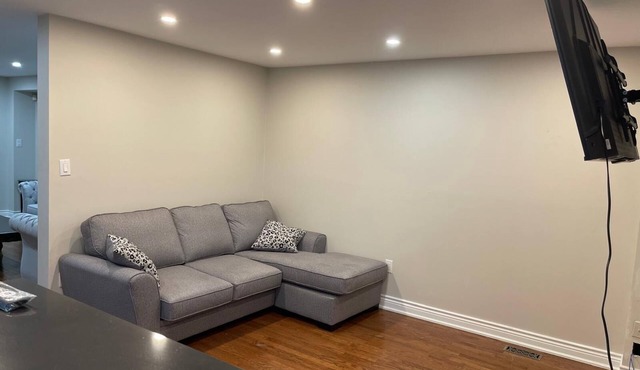 LikeHome - 3 Bedroom House n5mins from Highway 401, Train station & Downtownn