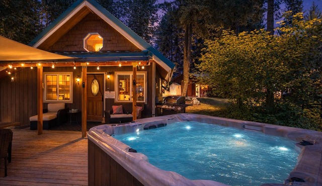 Lil Bigfoot Chalet-Cozy Couples Retreat, Hot Tub