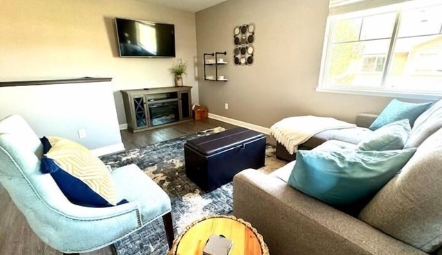 "Lil' Castle Pines" - Cozy 1-bedroom loft in quiet neighborhood!