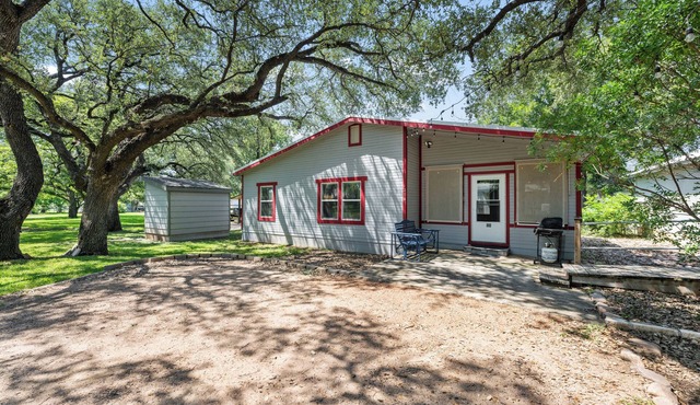 Lil Granny's Lake House - 750 sq. ft. home in a quiet neighborhood on Lake LBJ