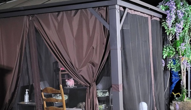 Lil guesthouse@ quiet mountains,cozy. Double bed first room &👸 bed second room